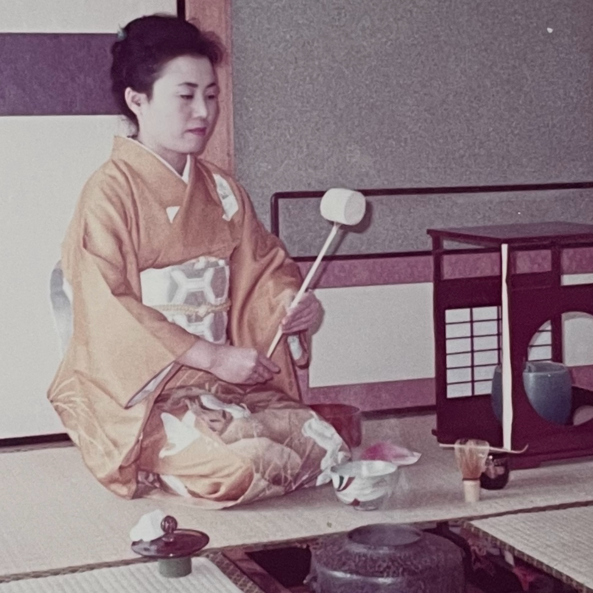 Japanese tea ceremony with Eiko – preparing usucha matcha in traditional style